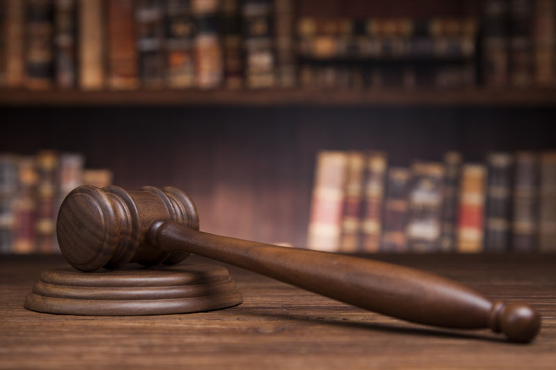 法槌与书柜 法律的双重象征